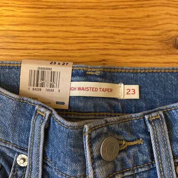 NWT Levi’s High Waisted Tapered Jeans in FYI in Size 23 x 27 - Picture 7 of 16